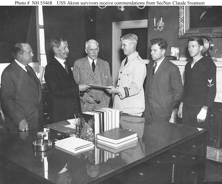 Выжившие при крушении «Экрона» получают официальные благодарности в министерстве флота США. Слева направо: помощник министра ВМС США Генри Рузвельт, министр ВМС США Клод Свенсон, адмирал Уильям Пратт, лейтенант-коммандер Герберт Уайли, боцманмат 2-го класса Ричард Дэйл, авиамеханик 2-го класса Муди Эрвин   