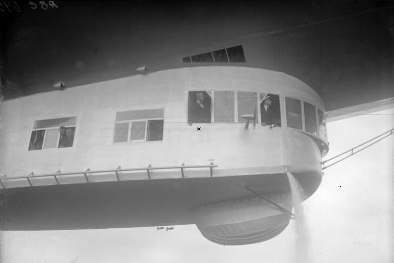 Хуго Эккенер (помечен крестиком) на мостике в гондоле стартующего  LZ-126