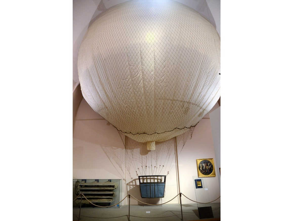 Реконструкция аэростата Entreprenant в военно-историческом музее Вены (оригинал в сложенном виде лежит в соседней витрине)
