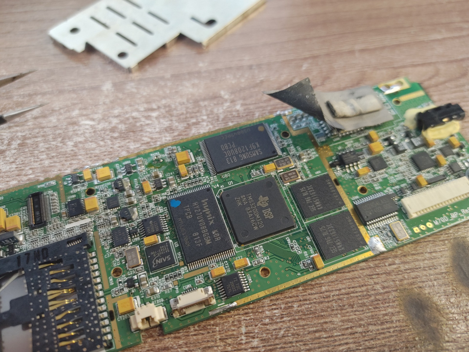 Кроме процессора, на плате обнаружилось две банки SDRAM-памяти производства Samsung по 64Мб каждая, а также целых две NAND-флэшки: на одной располагается образ Windows CE, а вторая используется как ‭«жесткий диск‭» (цитата из ОС)