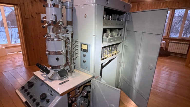 JEOL JEM-6A preserved