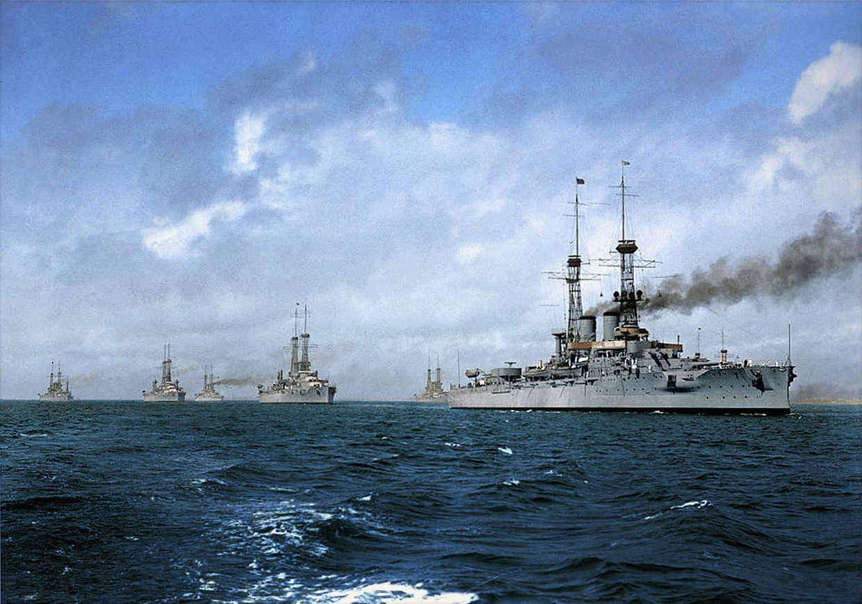 Линейные корабли американского флота в 1917 году: даже главные силы флотов могли легко «теряться» на океанских просторах до появления мощных РЛС, дальней авиации и спутников. И представления о необходимости генерального сражения линейных флотов, и обнаружившаяся угроза подлодок и надводных рейдеров диктовали ВМС США уделять максимальное внимание дальней морской разведке — в том числе с помощью больших дирижаблей жёсткой конструкции