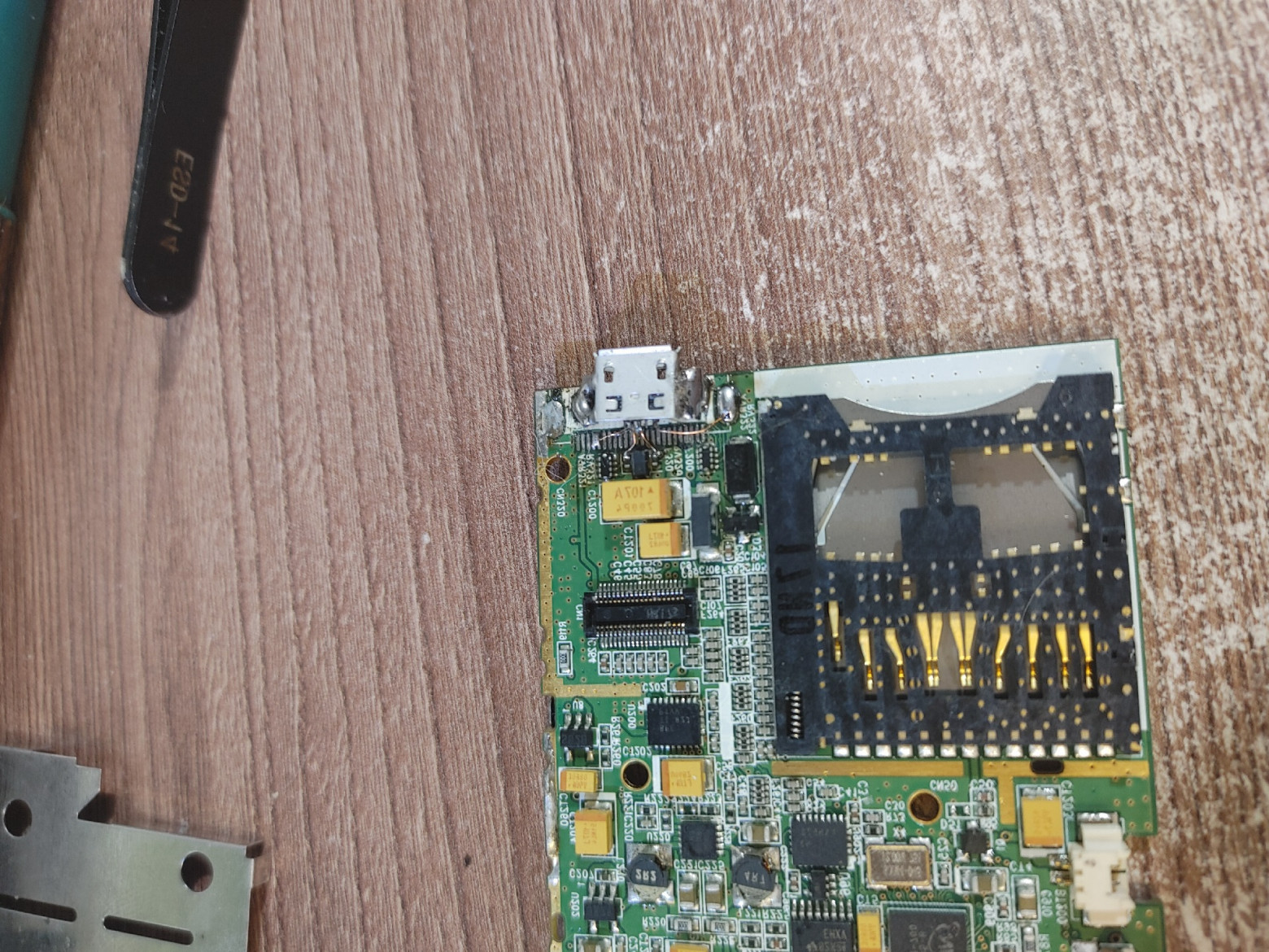 Здесь ножки получились не особо опрятными и слегка напоминают холодную пайку, но держат нормально