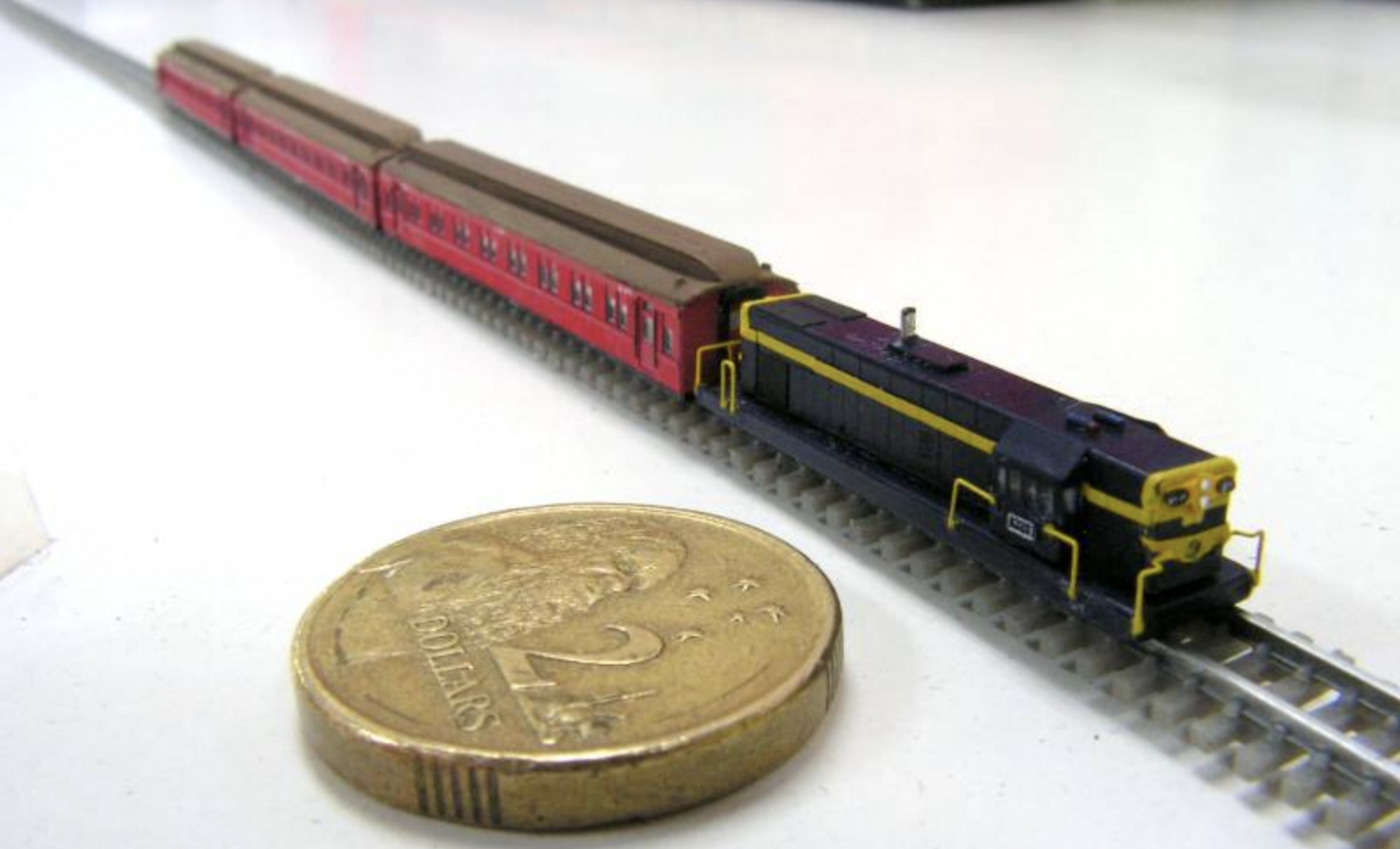 Состав в масштабе T и два австралийских доллара. Источник.