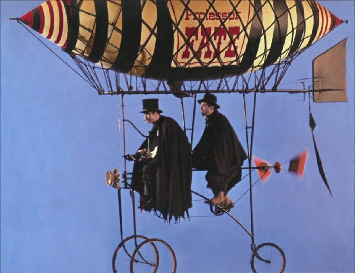 Жиффар заложил моду на веретенообразные дирижабли, которая продержится весь XIX век, и позже будет часто обыгрываться в стимпанке и ретро-пародиях, наподобие этого агрегата профессора Фэйта из «Больших гонок»