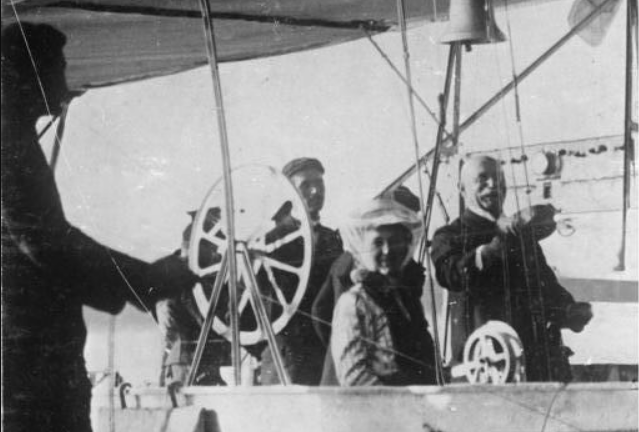 Фон Цеппелин с дочерью Хеленой на мостике LZ-3