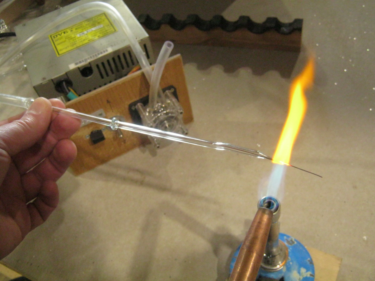 Discharge during getter sputtering