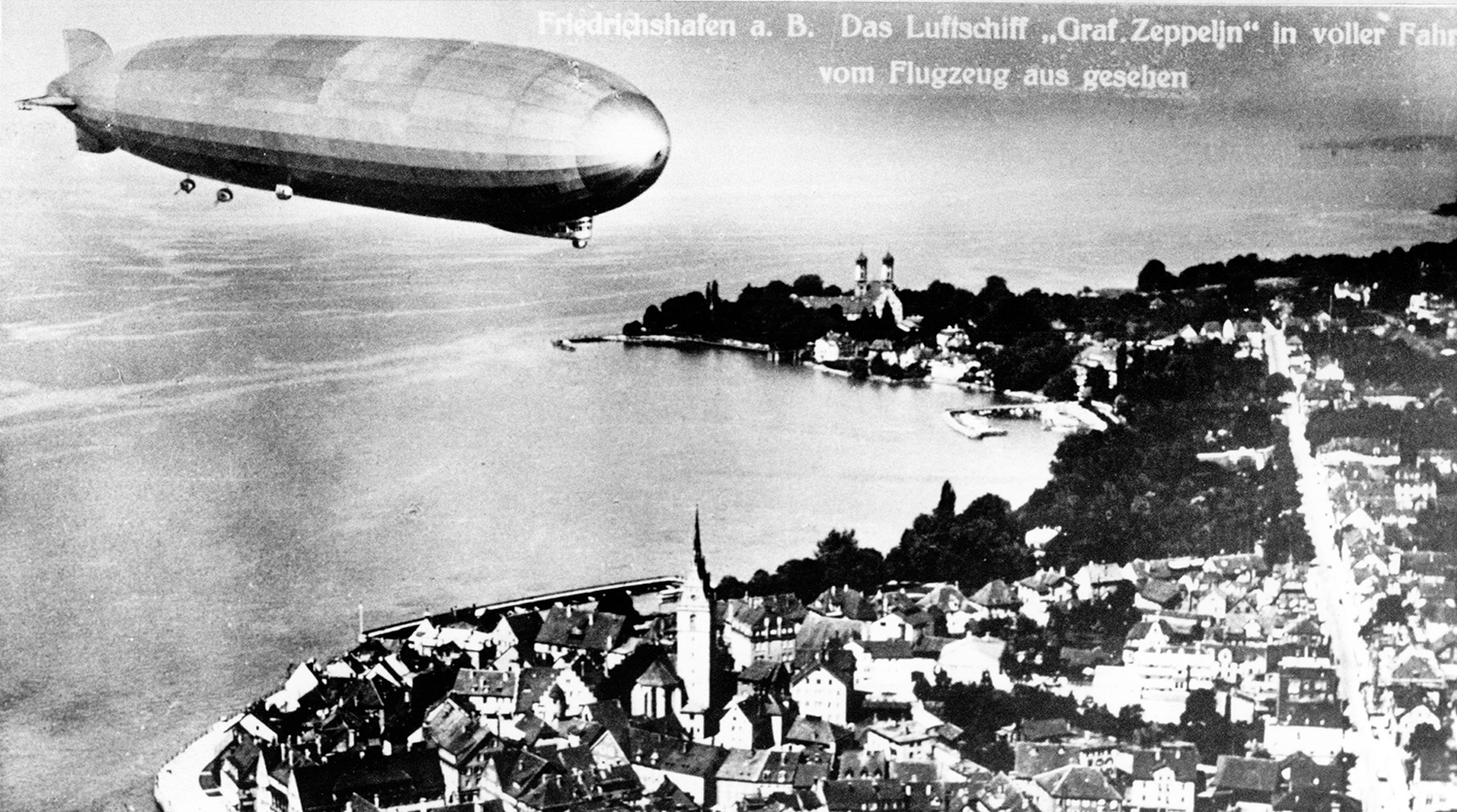 «Граф Цеппелин» над Фридрихсхафеном, где с 1900 года располагались главные производственные мощности компании Zeppelin Luftschiffbau
