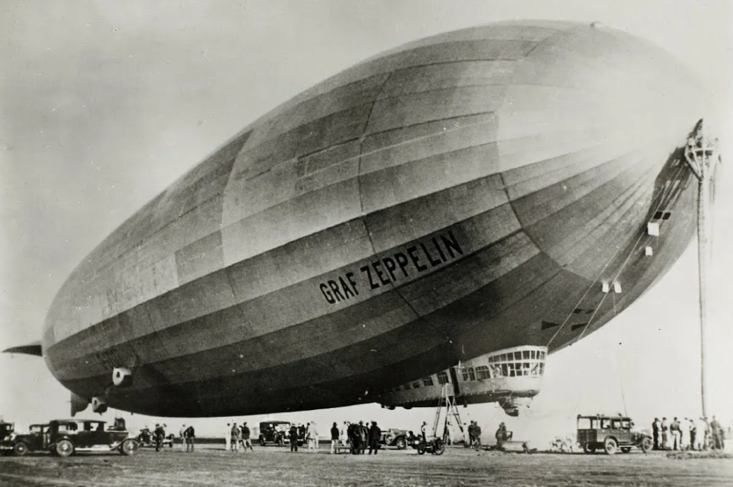 «Граф Цеппелин», пришвартованный к причальной мачте, авиабаза Лэйкхёрст, США