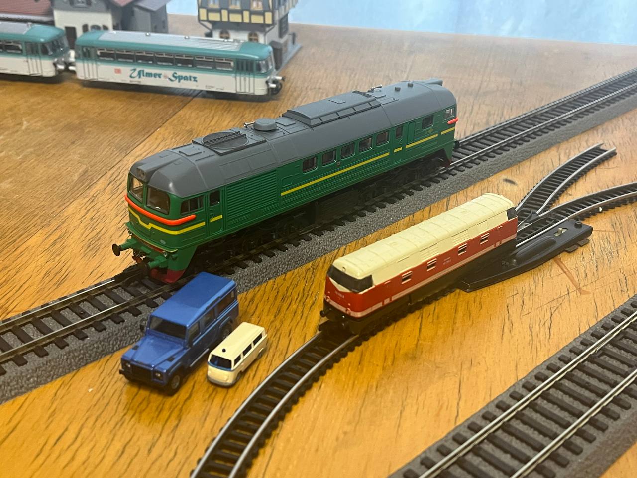 Сравнение моделей масштабов N и H0 — локомотивы и автомобили.