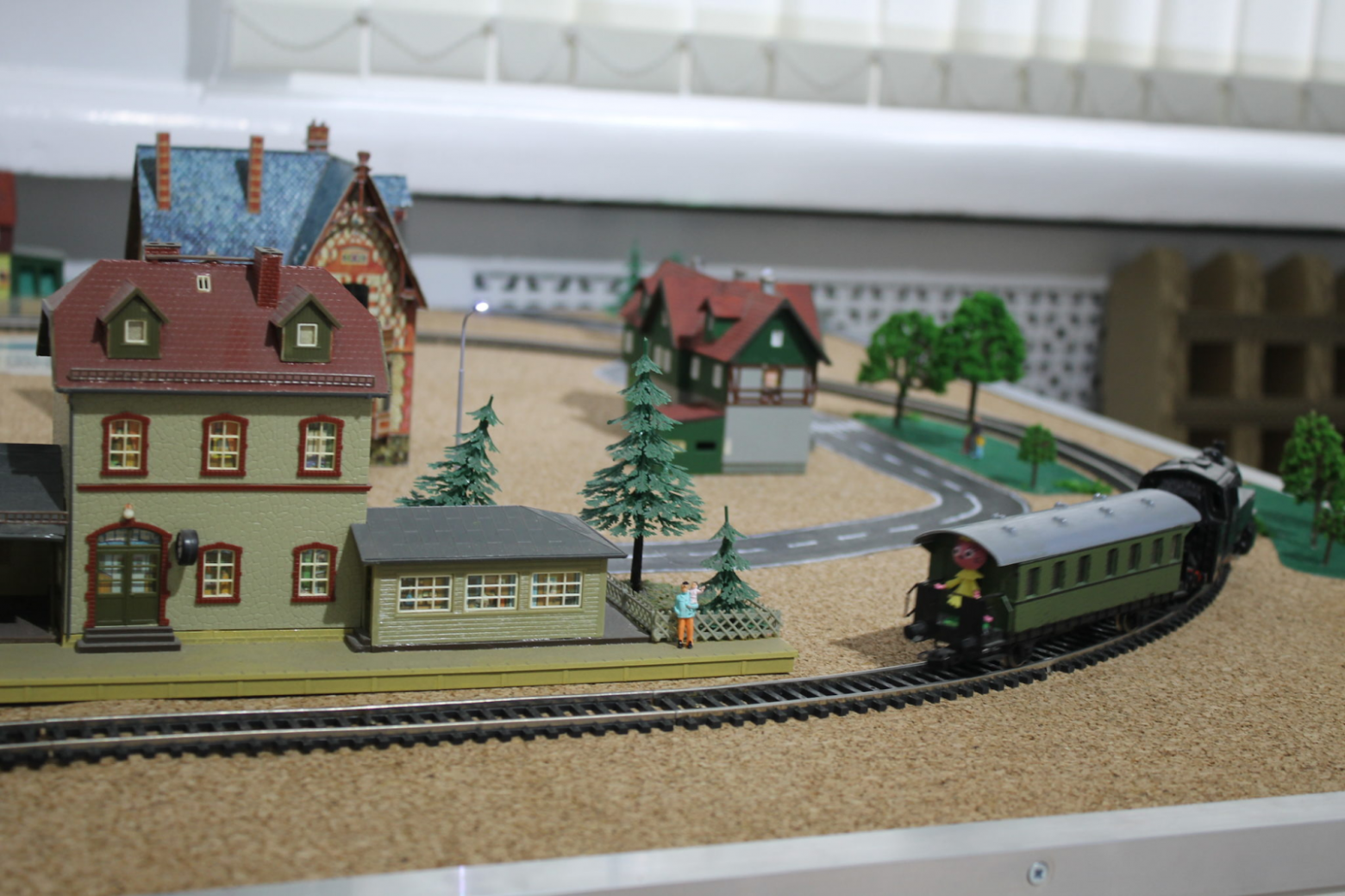 Железнодорожный игровой макет из комплектующих PIKO. 70-80-е годы ХХ века. Источник.