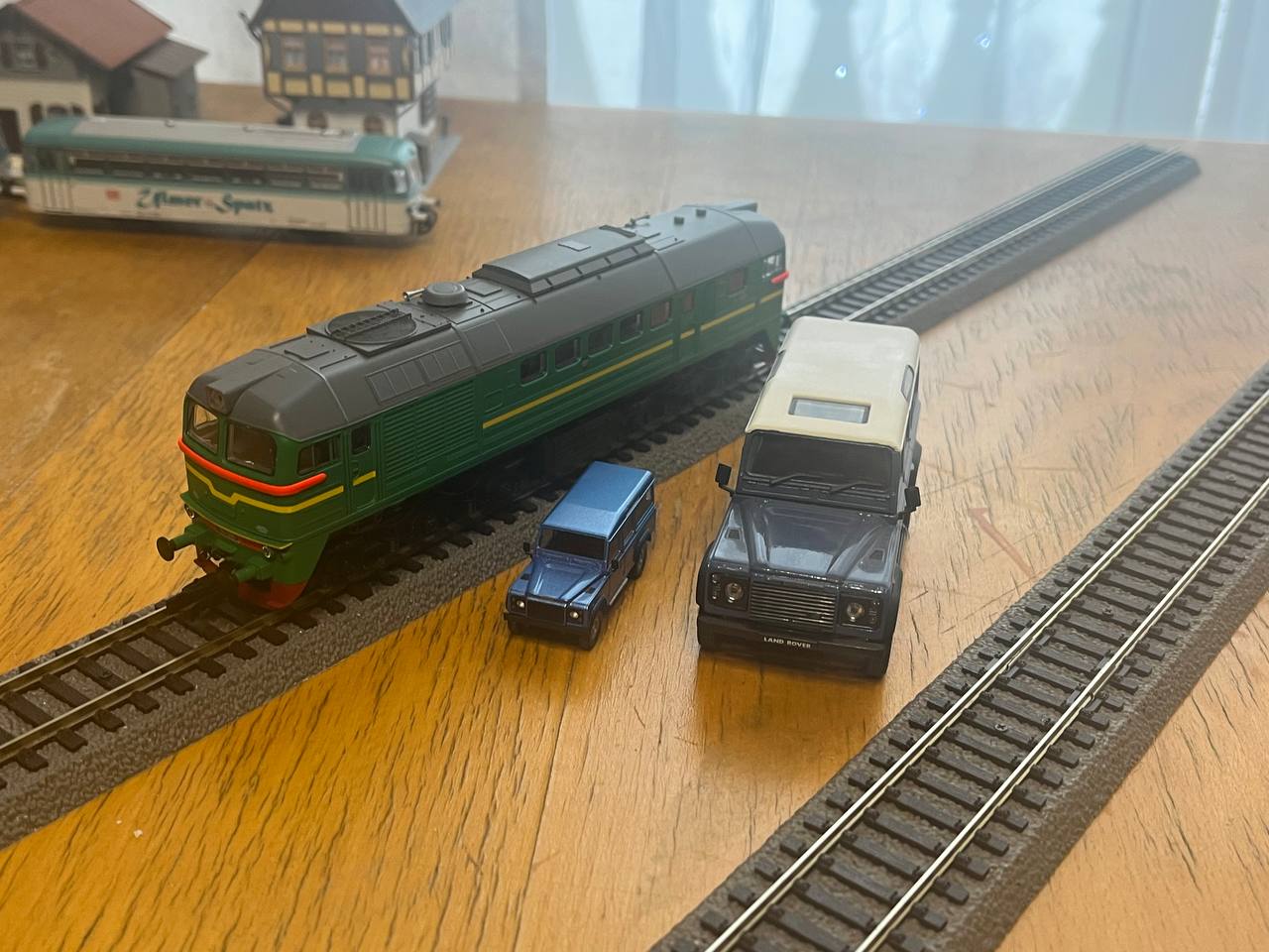 Локомотив М62 от PIKO в масштабе H0 (1:87). Для сравнения — модели автомобилей в масштабе 1:87 и 1:43.