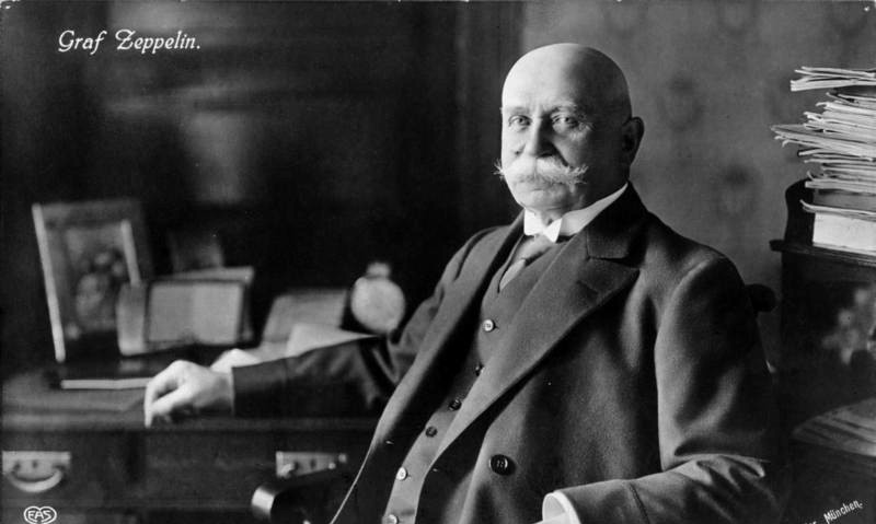 Фон Цеппелин в 1900 году
