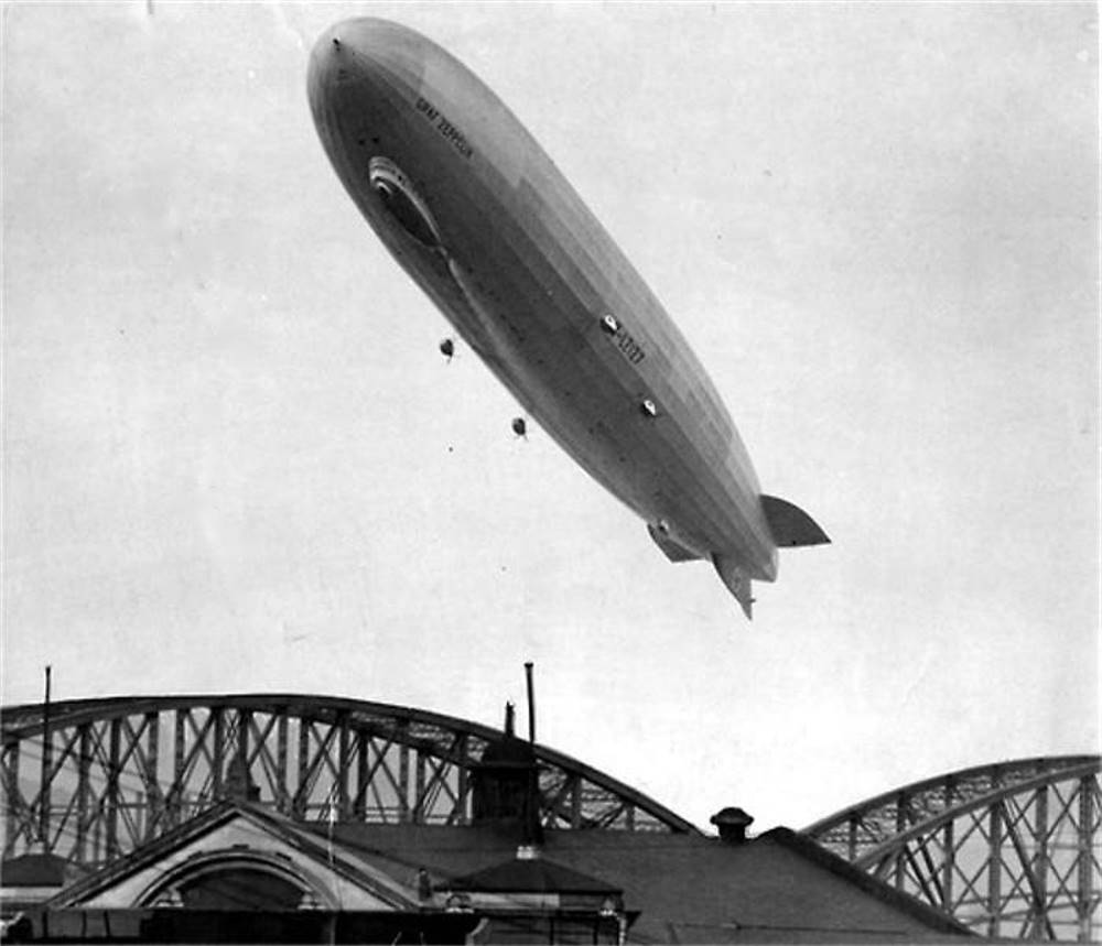 «Граф Цеппелин» над Питтсбургом, 1933 год. После прихода к власти нацистов популярность немецких дирижаблей в США сильно уменьшилась