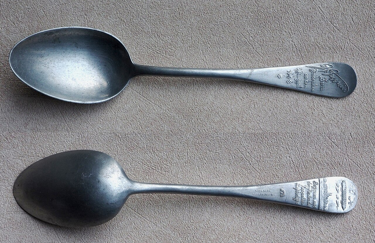 Сувенирная ложка из алюминия, оставшегося после гибели LZ-4