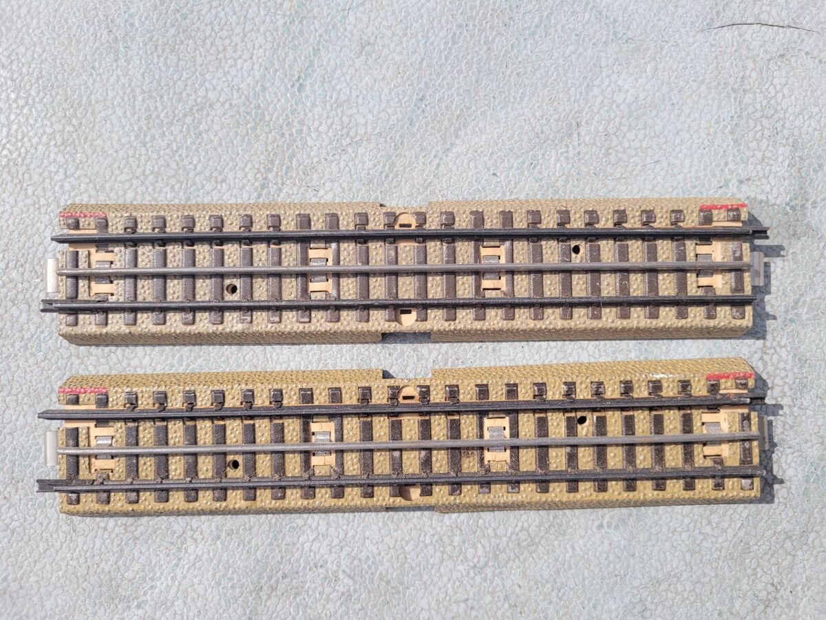 Трёхрельсовый путь Märklin, классический вариант. Источник.