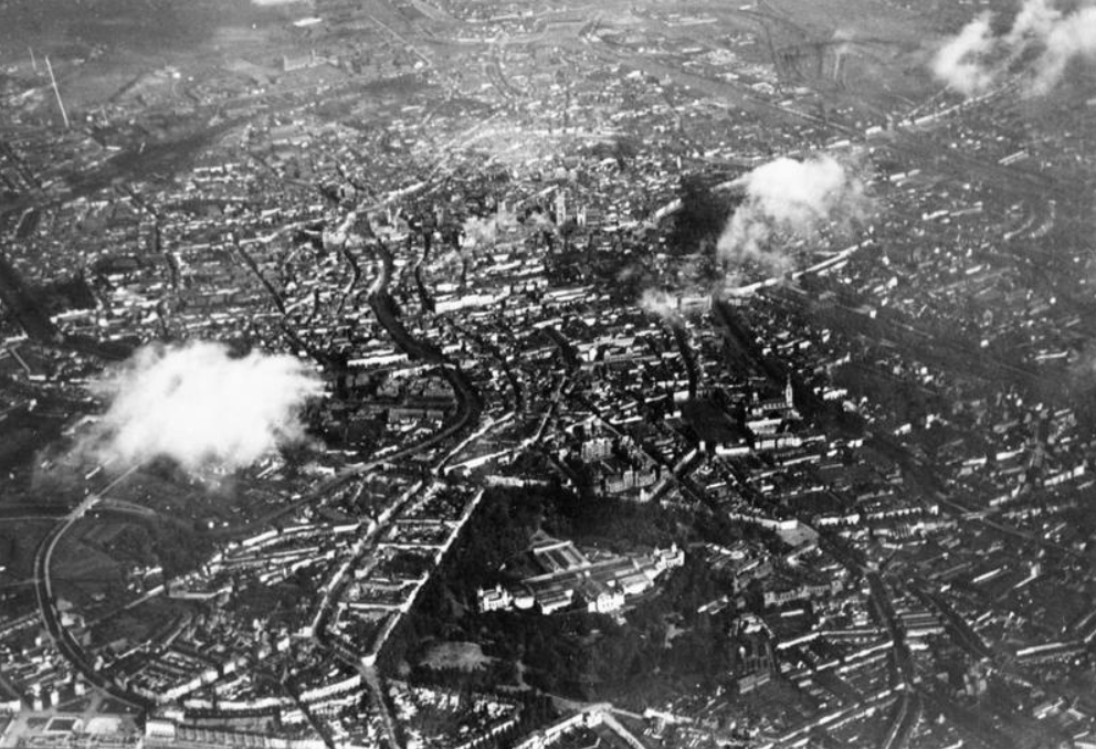 Фотография Лондона с дымом пожара, сделанная с борта германского бомбардировщика, 1917 год, из коллекции Имперского военного музея в Лондоне