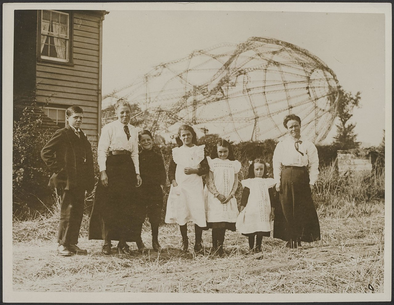 Британцы даже делали семейные фотографии на фоне каркаса L-33