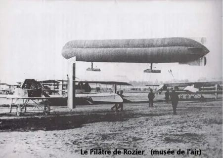 Дирижабль «Pilâtre de Rozier», названный в честь первого пассажира монгольфьера (и первого погибшего в воздушной катастрофе) Пилатра де Розье с объёмом 14 000 кубометров был одним из крупнейших французских дирижаблей Первой мировой войны. Он мог нести 1300 кг бомб и совершил в декабре 1916 года рекордный для французов ночной рейд на 100 км с бомбардировкой оружейного завода в немецком Нойкирхене. Второй вылет туда же стал для него фатальным.