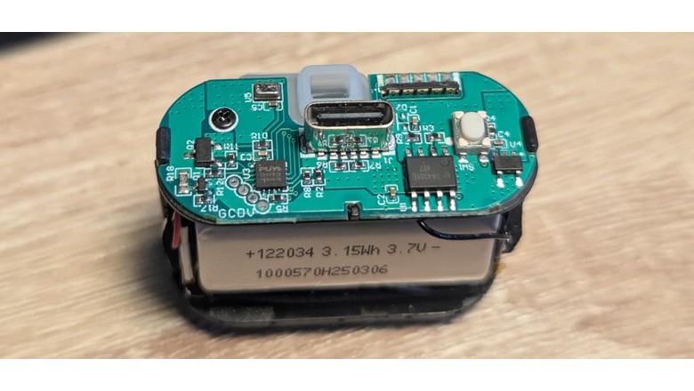 PY32 chip close-up and debug pads