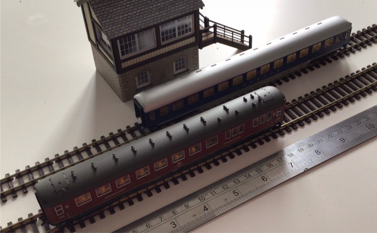 Сравнение вагонов в масштабах ТТ и H0. Источник.