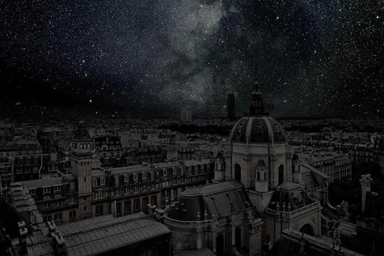 Paris in complete darkness
